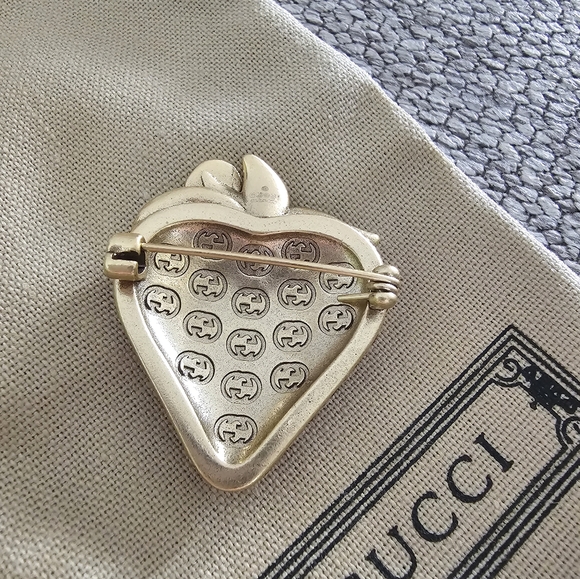 GG Strawberry Brooch 🍓 - Picture 11 of 14